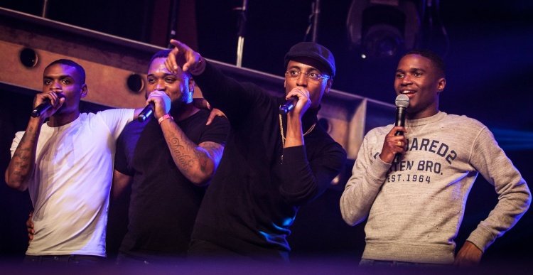 Broederliefde op het podium tijdens de Goodbye 2020 livestream