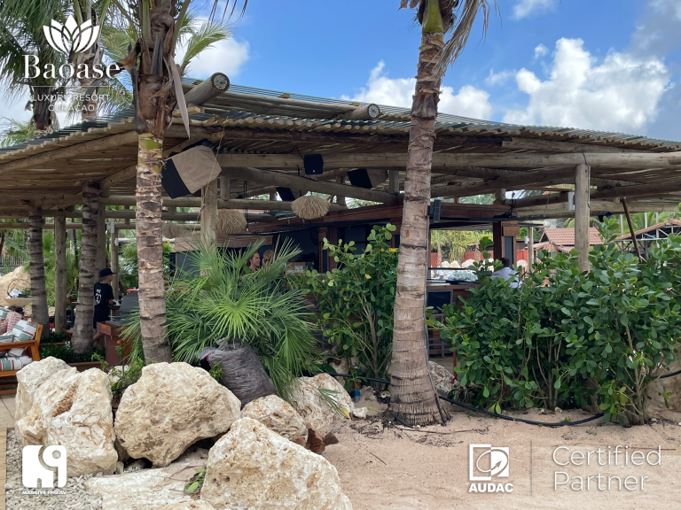 AUDAC VEXO12 en VIRO5 speakers bij de bar en de terrasrand van Bida Beach Club
