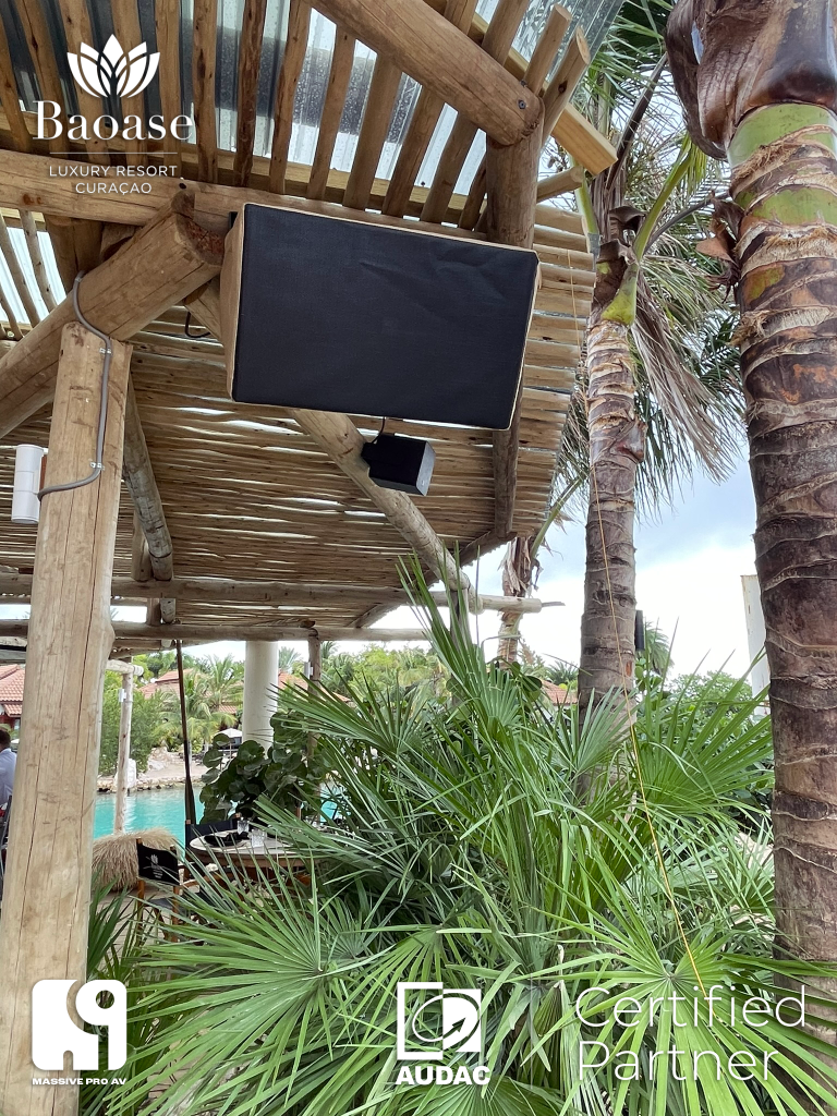 AUDAC VEXO12 bij de bar en VIRO5 langs de terrasrand van Bida Beach Club