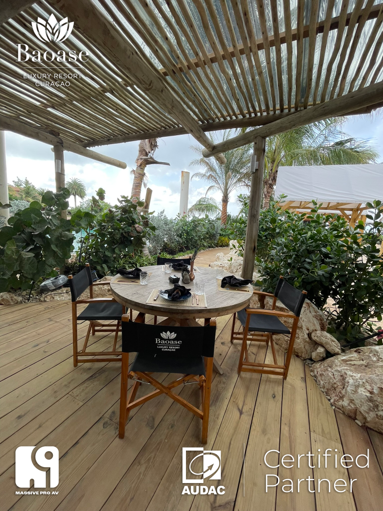 Het terras van Bida Beach Club, Baoase Curaçao