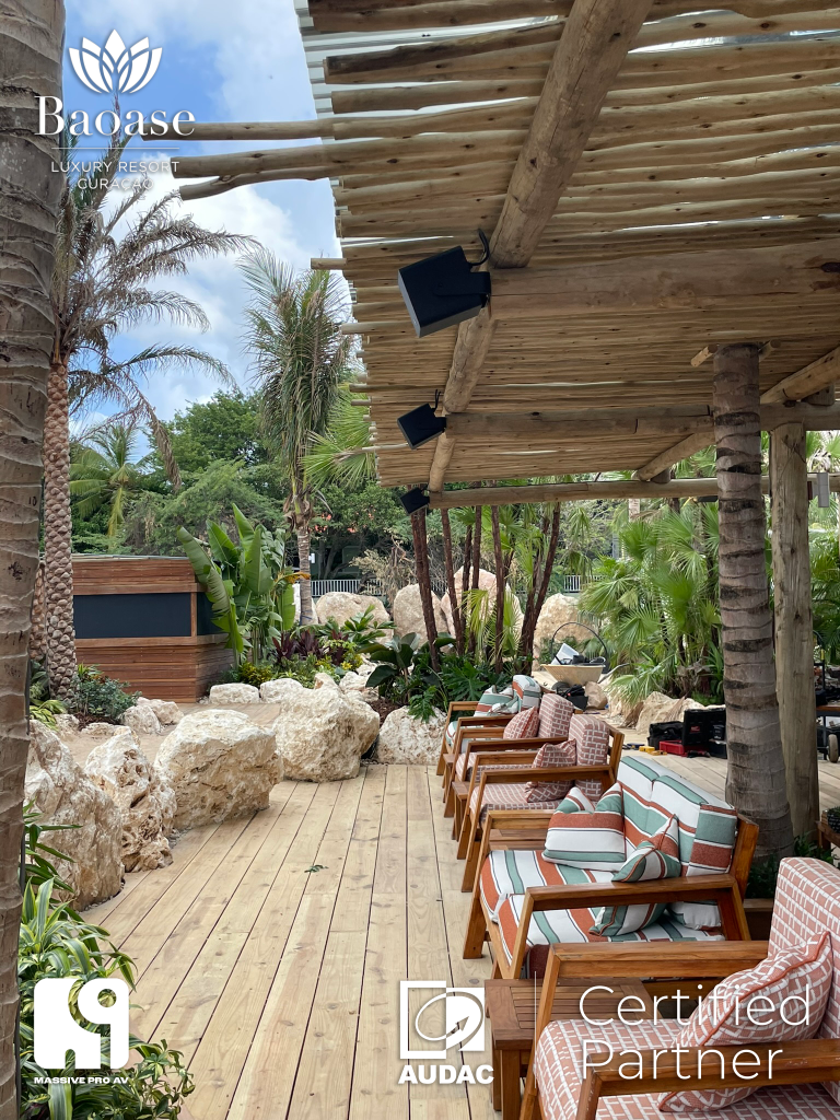 Terrasrand van Bida Beach Club met AUDAC-speakers
