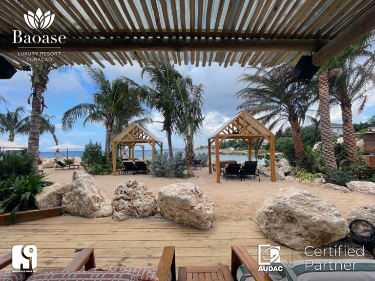AUDAC VIRO5 speaker aan de terrasrand van Bida Beach Club