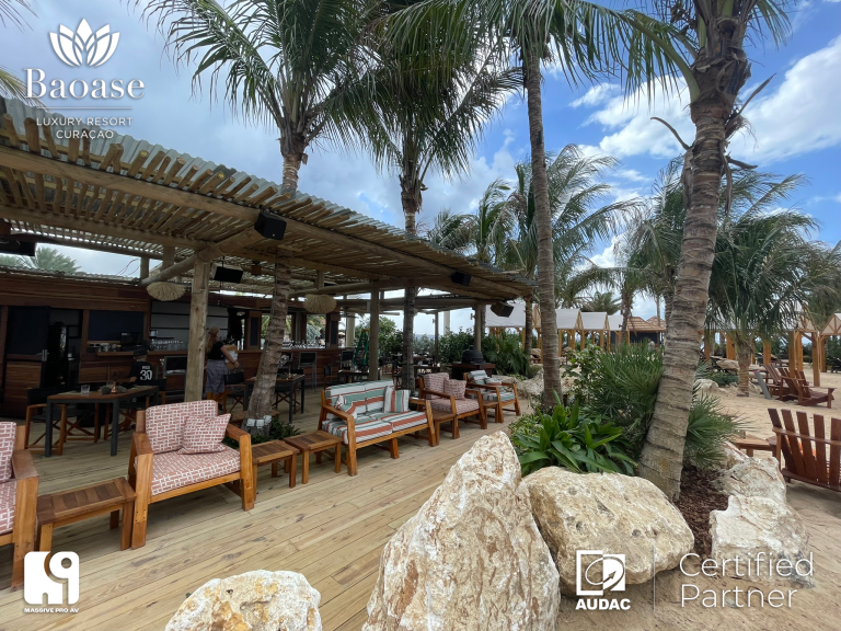 AUDAC VIRO5 speaker langs de terrasrand van Bida Beach Club
