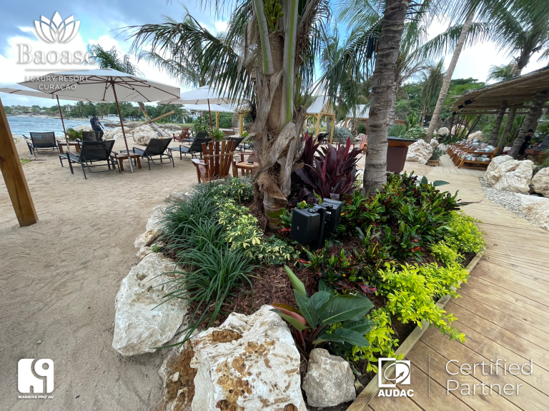 AUDAC WX502MK2 speakers tussen de planten op het terras van Bida Beach Club, Baoase Curaçao