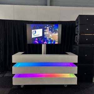 dj booth wit 2x1m groot met ledstrip.jpeg