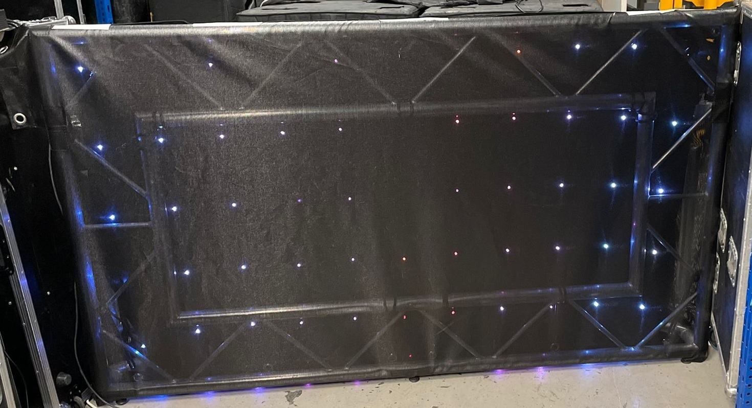 dj booth zwart close up.jpg
