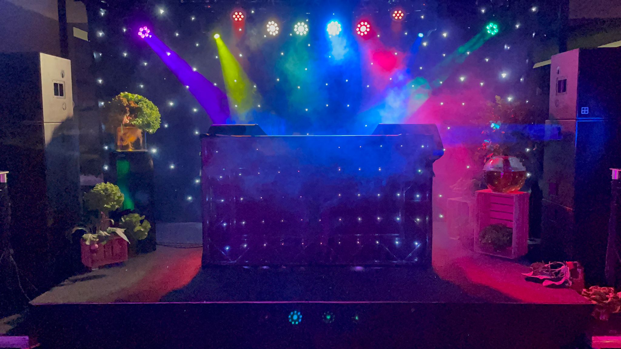 zwarte dj booth groot setup 01.jpg