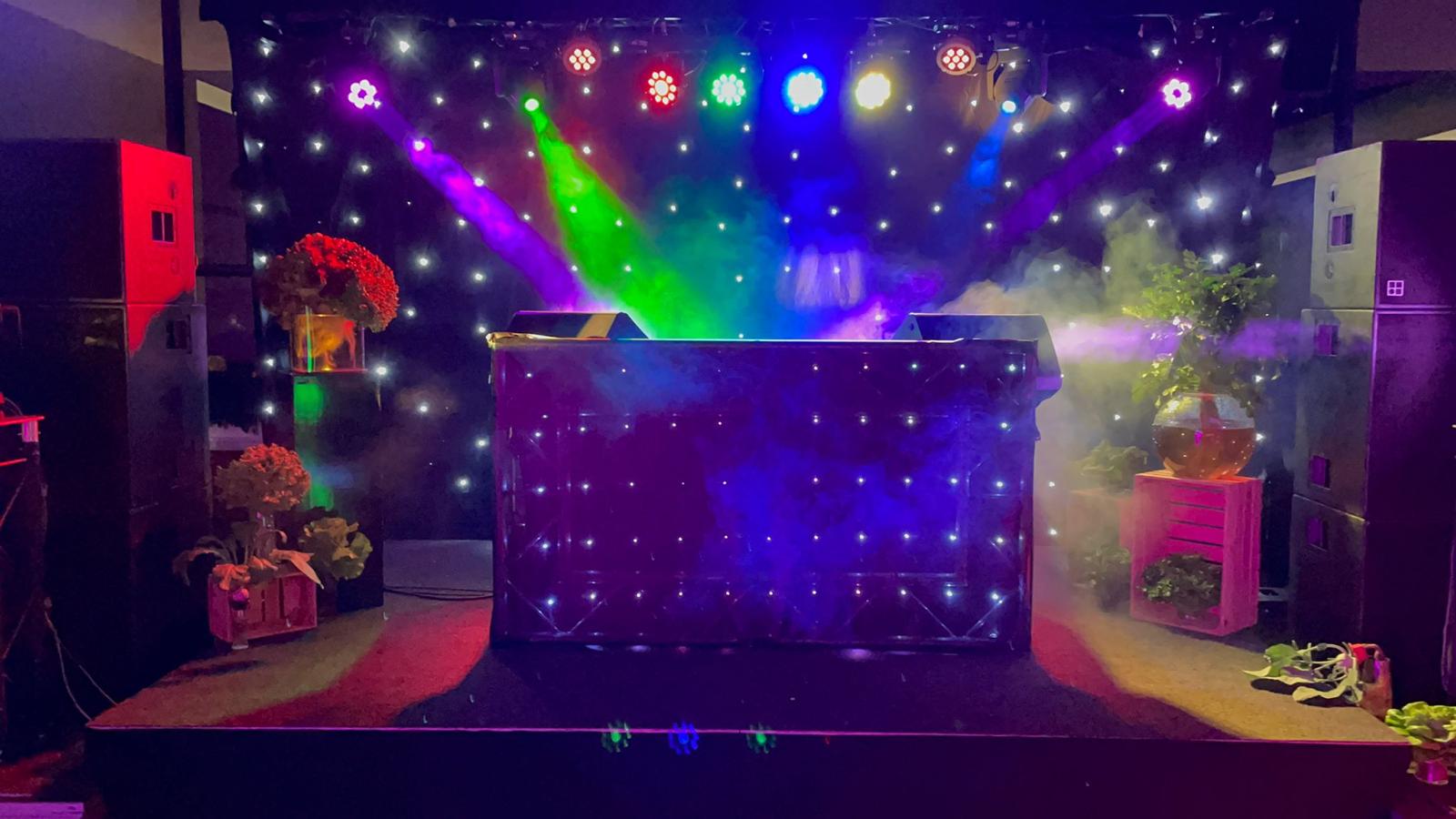 zwarte dj booth groot setup 02.jpg