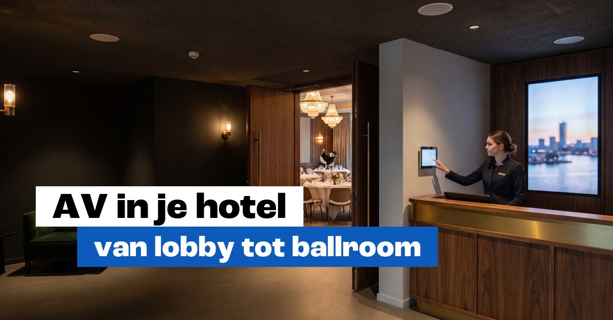 Receptioniste bedient een wandpaneel in een hotellobby met een digital signage-scherm en zicht op de feestzaal