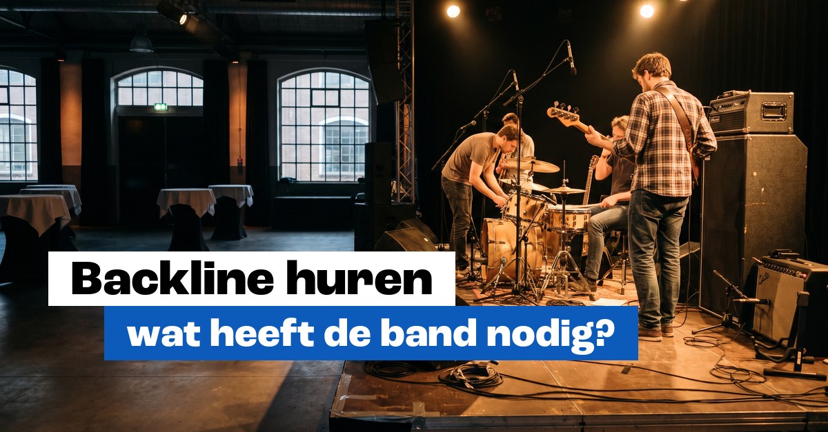 Band tijdens de soundcheck op een podium in een evenementenzaal, met drumstel, basversterker en monitorspeakers: backline huren voor je event