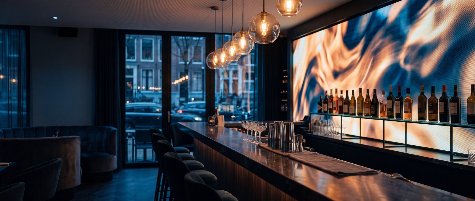 LED-scherm boven de bar, goed leesbaar bij daglicht.