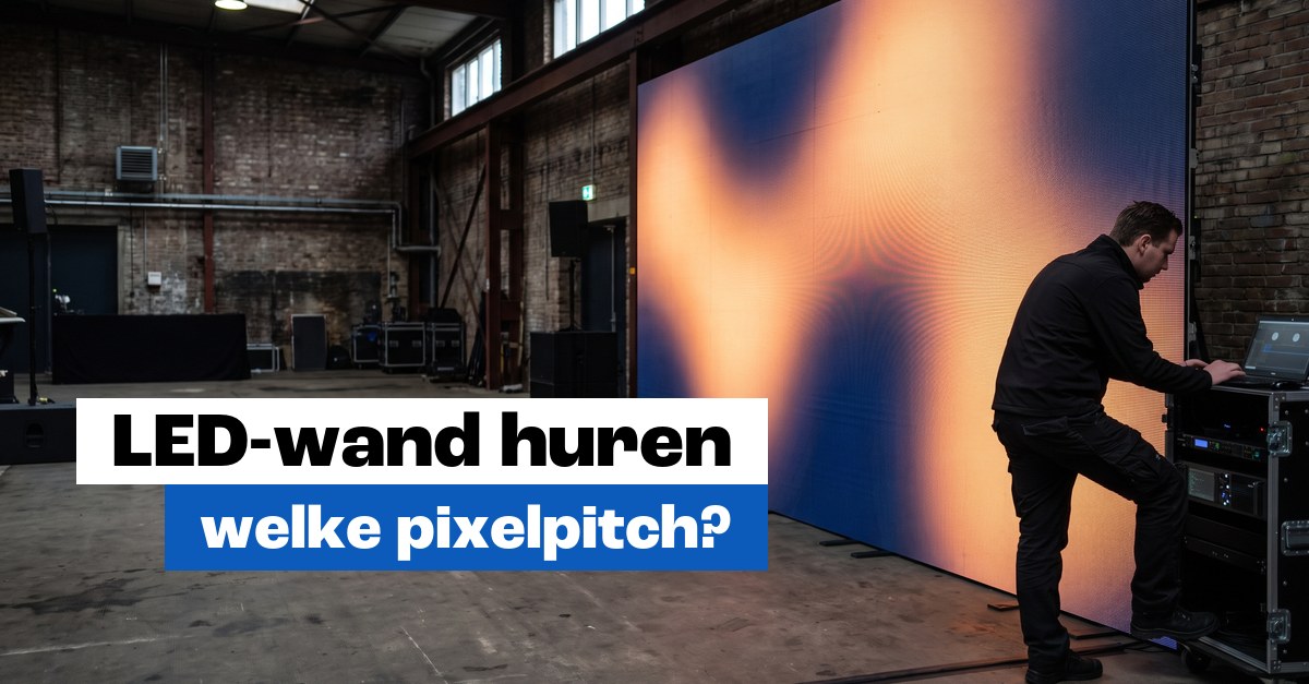 Technicus bouwt een grote led-wand op in een industriële eventhal: led-wand huren met de juiste pixelpitch